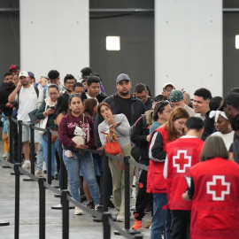 Decenas de migrantes hacen cola para la regularización extraordinaria de migrantes.