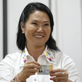 Keiko Fujimori muestra su tarjeta de identificación el pasado 7 de junio en un colegio electoral de Lima.
