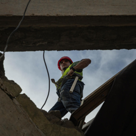 Un rescatista busca sobrevivientes del doble terremoto de magnitud 7,2 y 7,5 que sacudieron la zona norte de Venezuela, en Catia La Mar, estado La Guaira (Venezuela)