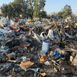 Restos del campamento donde residen palestinos desplazados tras un bombardeo en la noche del lunes en Jan Yunis (sur de Gaza)