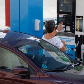 El gesto de echar gasolina al coche es crucial para la economía doméstica de muchas personas.