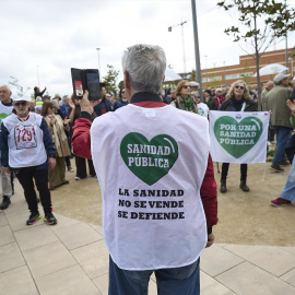 Varias personas portan pancarta con lema 'Por una sanidad pública'.