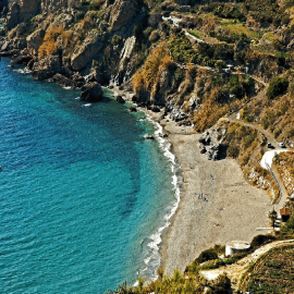 Punto de vertidos en Playa de Maro, en Nerja (Málaga).