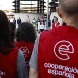 La reina, Letizia Ortiz, y el ministro de Exteriores, José Manuel Albares, este miércoles en el aeropuerto de Barajas junto a rescatistas españoles.