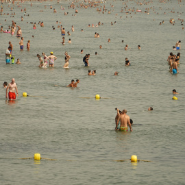 Bañistas en  una playa de Valencia en el día más caluroso de 2023.