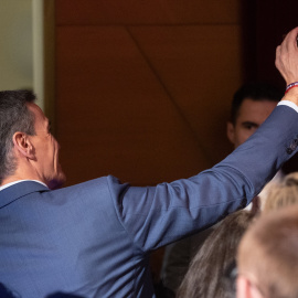 El presidente del Gobierno, Pedro Sánchez, a su salida del acto institucional con motivo del Día Internacional de las Mujeres en el Museo del Prado, a 4 de marzo de 2026,