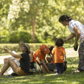 Una familia en el parque de El Retiro.