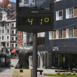 Un termómetro del centro de Oviedo marca 41 grados durante la primera ola de calor.