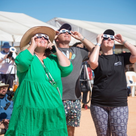 El eclipse solar solo se debe mirar directamente con gafas homologadas.