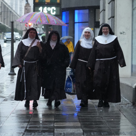 Varias monjas de Belorado, en mayo pasado antes de declarar en el juzgado en mayo pasado en Bilbao.