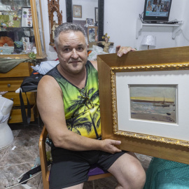 Andrés Hurtado, un vecino de Murcia, muestra el cuadro del pintor valenciano Joaquín Sorolla que encontró en la calle.