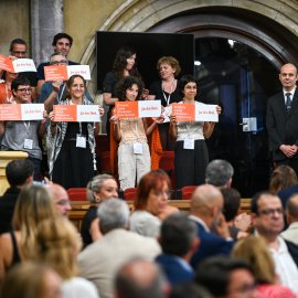 Representants d'entitats de defensa dels drets humans al Parlament de Catalunya moments després de l'aprovació de la Llei del Centre Català d’Empresa i Drets Humans de Catalunya