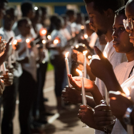 Varias personas sujetan una vela durante uno de los actos por el 25 aniversario del genocidio en Ruanda.
