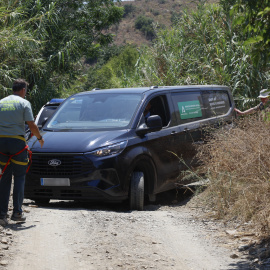 Una furgoneta de servicios funerarios abandona este miércoles el lugar donde se ha encontrado el cuerpo sin vida.
