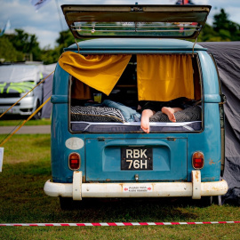 Las furgonetas camperizadas son un clásico en los festivales de verano.