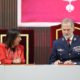 La ministra de Defensa y el Rey Felipe VI.