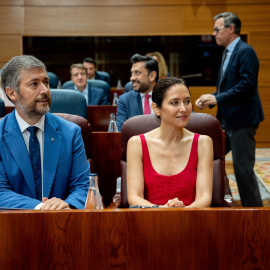 La presidenta de la Comunidad de Madrid, Isabel Díaz Ayuso, y el consejero de Presidencia, Justicia y Administración Local, Miguel Ángel García Martín, durante un pleno extraordinario,