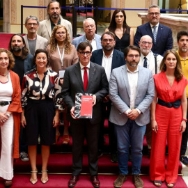 El president de la Generalitat, Salvador Illa, i la consellera d'Economia, Alícia Romero, amb els grups parlamentaris d'ERC i Comuns, que han donat suport als pressupostos (2/07/2026)