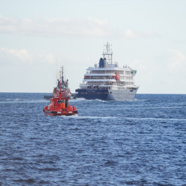 Evacuación en lancha de pasajeros a bordo del crucero MV Hondius fondeado cerca del puerto de Granadilla, a 11 de mayo de 2026 en Tenerife.