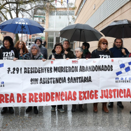 Varias personas protestan por las víctimas en las residencias durante la pandemia.