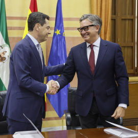 El candidato a la investidura y líder de los populares andaluces, Juanma Moreno, y el líder de Vox en la comunidad, Manuel Gavira, durante la firma del "acuerdo de gobierno y estabilidad", este jueves en el parlamento andaluz, que celebra una segunda vota