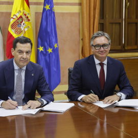 El candidato a la investidura y líder de los populares andaluces, Juanma Moreno, y el líder de Vox en la comunidad, Manuel Gavira, durante la firma del "acuerdo de gobierno y estabilidad", este jueves en el parlamento andaluz, que celebra una segunda vota