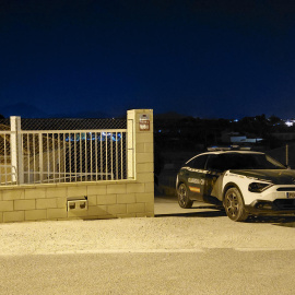 Domicilio donde la Guardia Civil investiga como violencia machista el asesinato de una mujer y una de sus hijas