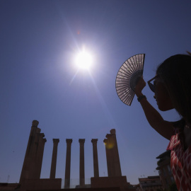 Una viandante intenta protegerse del sol este jueves en Córdoba, una de las provincias en alerta naranja por altas temperaturas.