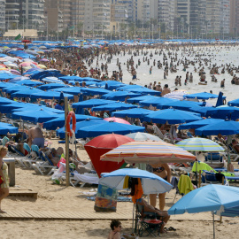 Vista general de la playa de Benidorm, Alicante durante este primer día de julio.