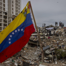 Rescatistas y voluntarios buscando personas atrapadas en La Guaira (Venezuela) este viernes.