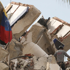 Un rescatista en La Guaira (Venezuela) realizando labores de búsqueda entre los escombros.