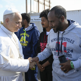 El papa León XIV junto con migrantes en su visita a Lampedusa (Italia) este sábado.