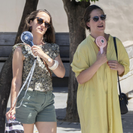 Turistas en Sevilla este sábado refrescándose por las altas temperaturas.