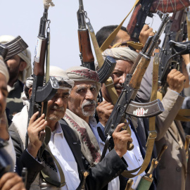 Hutíes exhibiendo sus armas en Saná (Yemen) el pasado jueves
