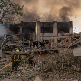 Bomberos extinguen un fuego tras un ataque ruso en Kiev (Ucrania), a 2 de junio de 2026.