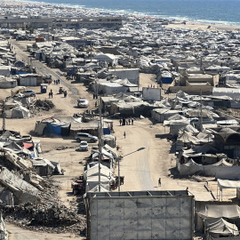 Vista general de las tiendas de campaña que albergan a palestinos desplazados en la Franja de Gaza