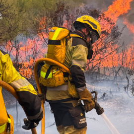 Bomberos durante las labores de extinción del incendio de Soneja.