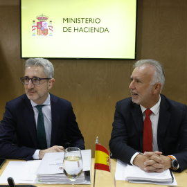 El ministro de Hacienda, Arcadi España, junto al ministro de Política Territorial y Memoria Democrática, Ángel Víctor Torres.