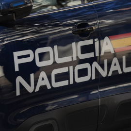 Coche de la Policía Nacional frente a una comisaría.