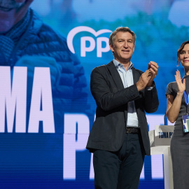 El presidente del PP, Alberto Núñez Feijóo, y la presidenta de la Comunidad de Madrid, Isabel Díaz Ayuso, durante la segunda jornada del XXI Congreso Nacional del Partido Popular, a 6 de julio de 2025, en Madrid