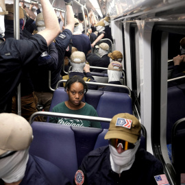 Miembros del grupo supremacista Patriot Front viajando en metro durante el 250º aniversario de la independencia de EEUU, el 4 de julio, en Washington.