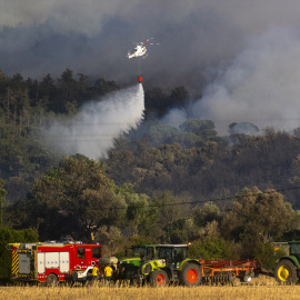 Equipos de extinción trabajan en el incendio de La Bisbal d'Empordà, a 3 de julio de 2026.