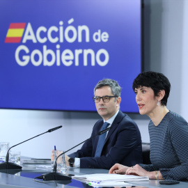 El ministro de la Presidencia, Justicia y Relaciones con las Cortes, Félix Bolaños, y la ministra de Seguridad Social, Inclusión y Migraciones, y Portavoz del Gobierno, Elma Saiz, durante una pasada rueda de prensa sobre la legislación de los 'deepfakes'.