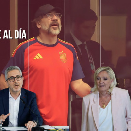 Montaje del ministro de Hacienda, Arcadi España, y la líder de Agrupación Nacional, Marine Le Pen, sobre un fondo del actor Javier Bardem en un partido de la selección.
