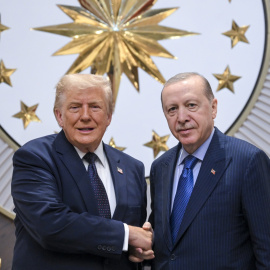 El presidente turco, Tayyip Erdogan, da la bienvenida a su homólogo estadounidense, Donald Trump, a su llegada a Ankara a la cumbre de la OTAN.