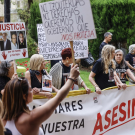 Representantes de la Associació de Víctimes de la DANA 29 d'Octubre de 2024, y otros manifestantes, durante una concentración frente a los juzgados de Catarroja el pasado 10 de junio de 2026.