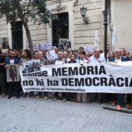 Manifestantes por la memoria democrática a las puertas del Parlament Balear cuando el presidente, Gabriel Le Senne, expulsó a la vicepresidenta y la secretaria del mismo por lucir camisetas con víctimas del franquismo.