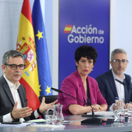 (I-D) El ministro de Presidencia, Justicia y Relaciones con las Cortes, Félix Bolaños, la ministra de Inclusión, Seguridad Social y Migraciones y portavoz del Gobierno, Elma Saiz, y el ministro de Hacienda, Arcadi España, durante una rueda de prensa tras