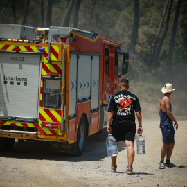 Un camión de bomberos trabaja en un incendio forestal, a 7 de julio de 2026, en Sentmenat, Barcelona.