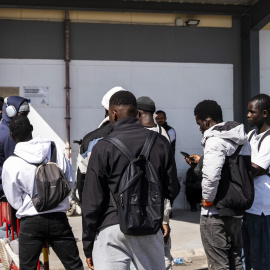 Migrantes en el puerto de Almería.